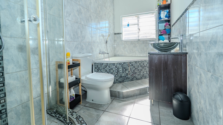 4 Bedroom Property for Sale in De Oude Spruit Western Cape